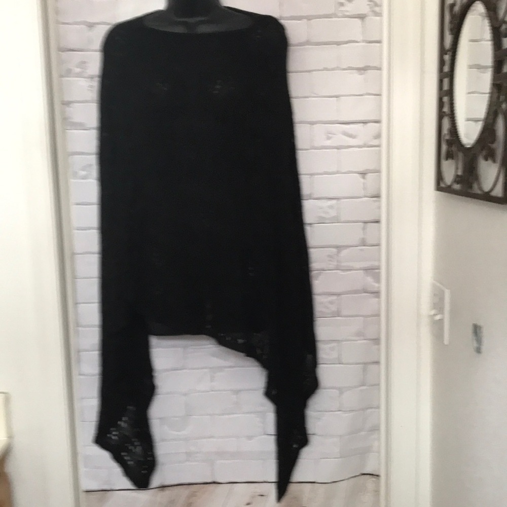 Women’s Yarn Arts black knitted shawl